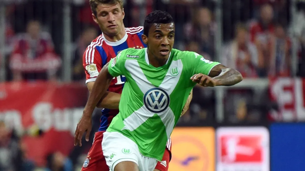 Thomas Müller v souboji z Luizem Gustavem (vpředu)