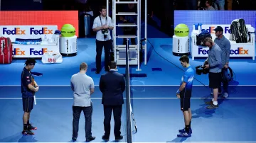 Novak Djokovič a Kei Nišikori drží minutu ticha