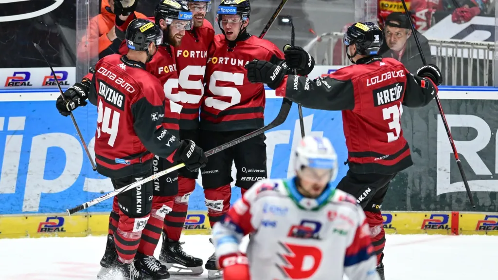 Hokejisté Sparty se radují proti Pardubicím