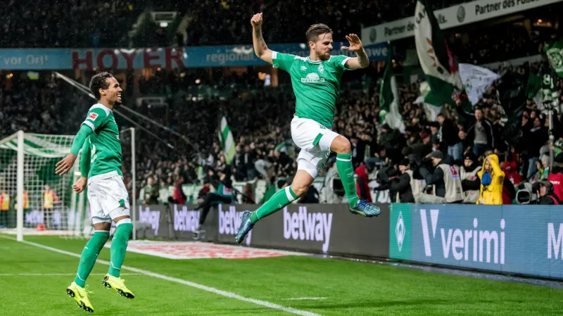 Fotbalisté Werderu Brémy slaví vstřelenou branku