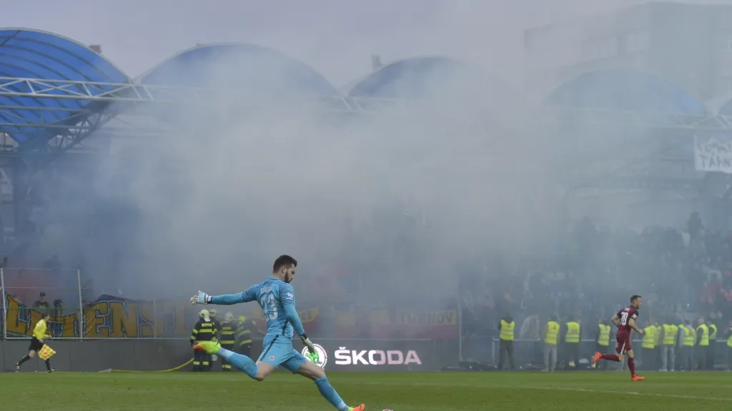 Tomáš Koubek odkopává míč během duelu v Mladé Boleslavi