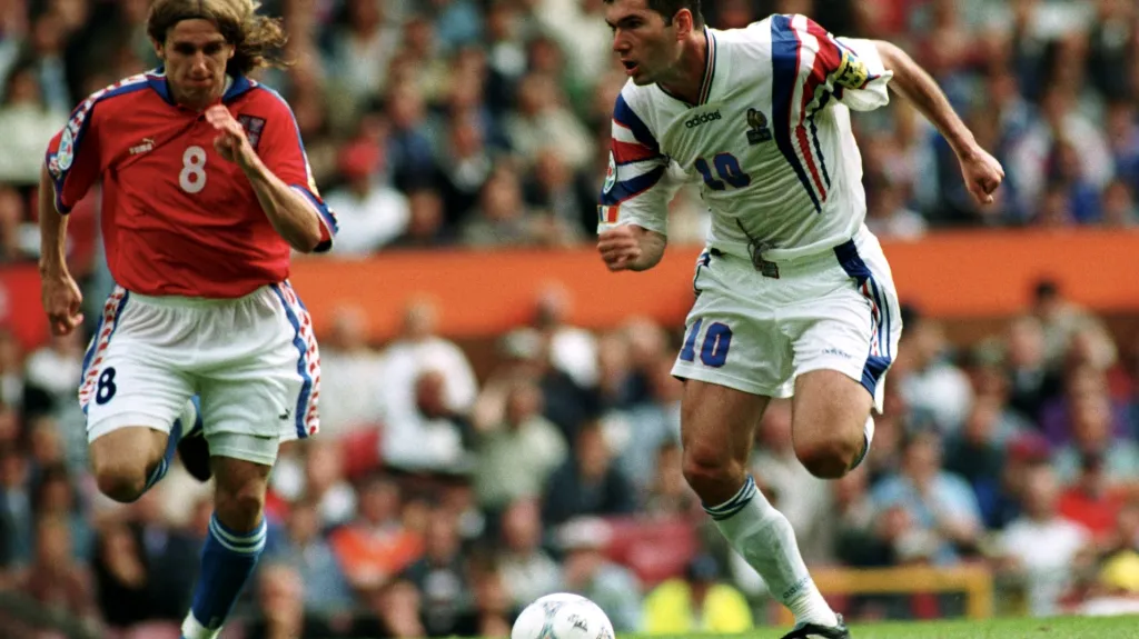 Karel Poborský v akci se Zinédinem Zidanem