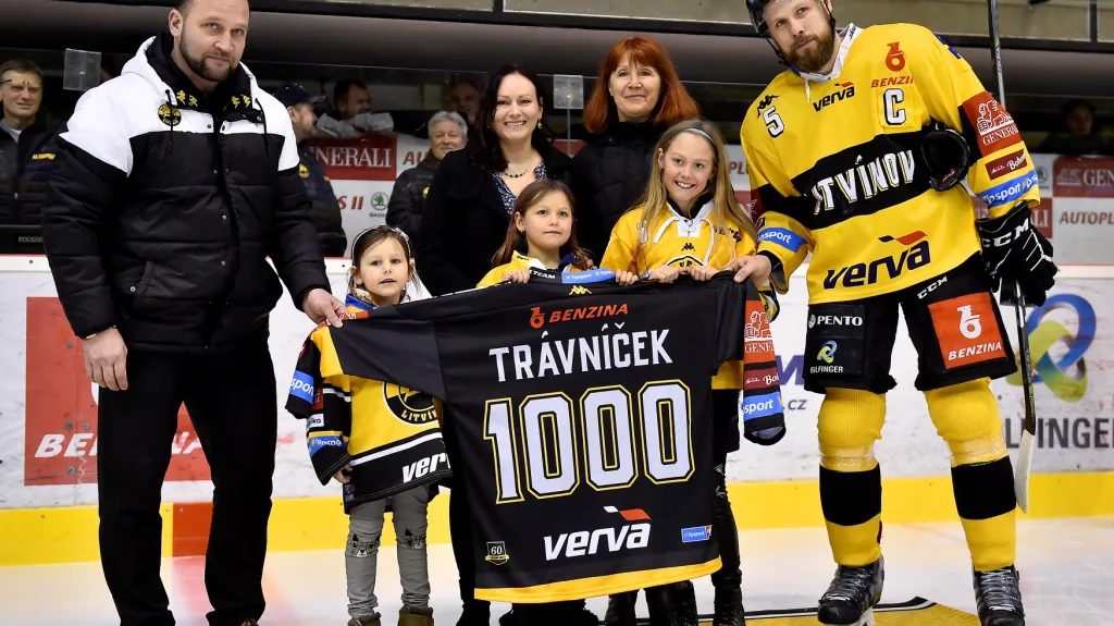 Kapitán Litvínova Michal Trávníček se slavnostním dresem za 1000 utkání v extralize