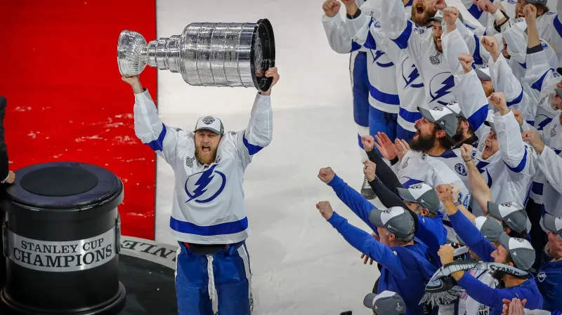 Kapitán Tampy Steven Stamkos se Stanley Cupem