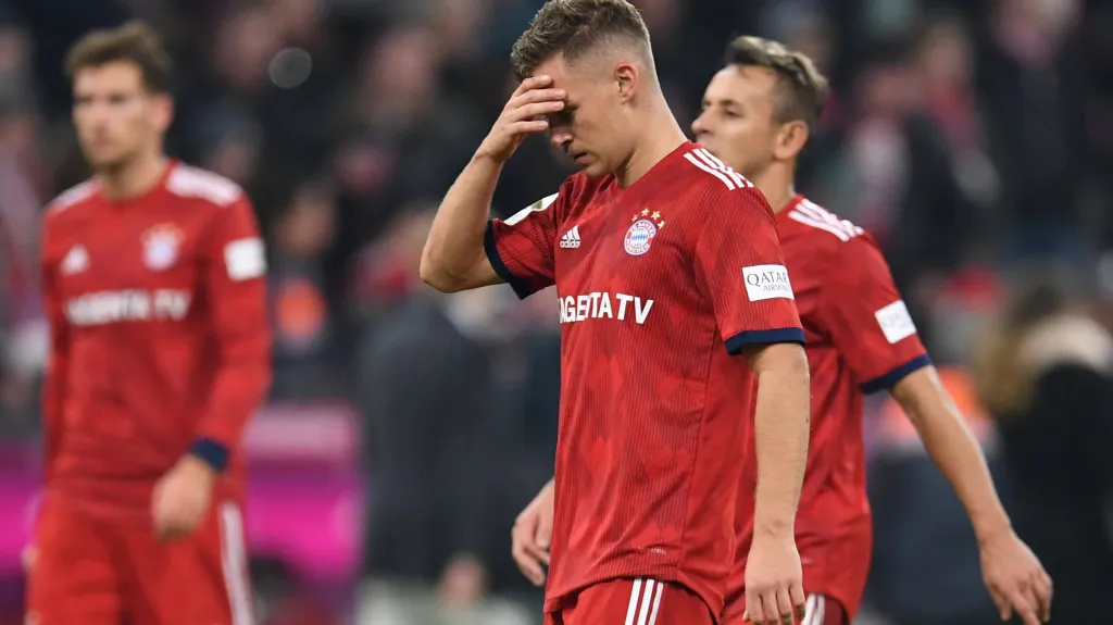 Zklamaní fotbalisté Bayernu Mnichov po zápase s Freiburgem