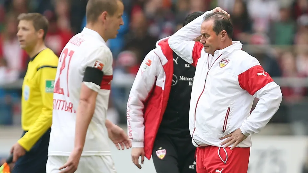 Zamyšlený trenér Huub Stevens (vpravo) po vyloučení Adama Hlouška (vpopředí)