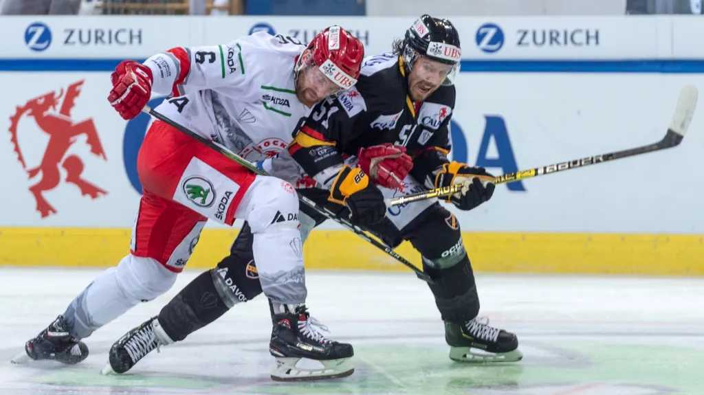 Třinecký bek David Musil v souboji s Ryanem Wilsonem