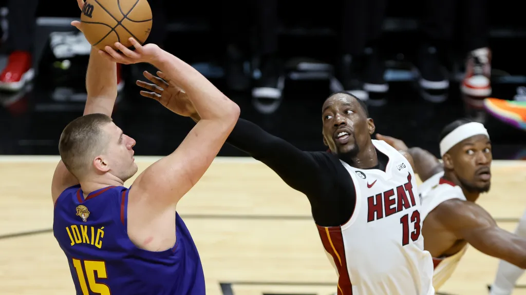 Nikola Jokič (vlevo)