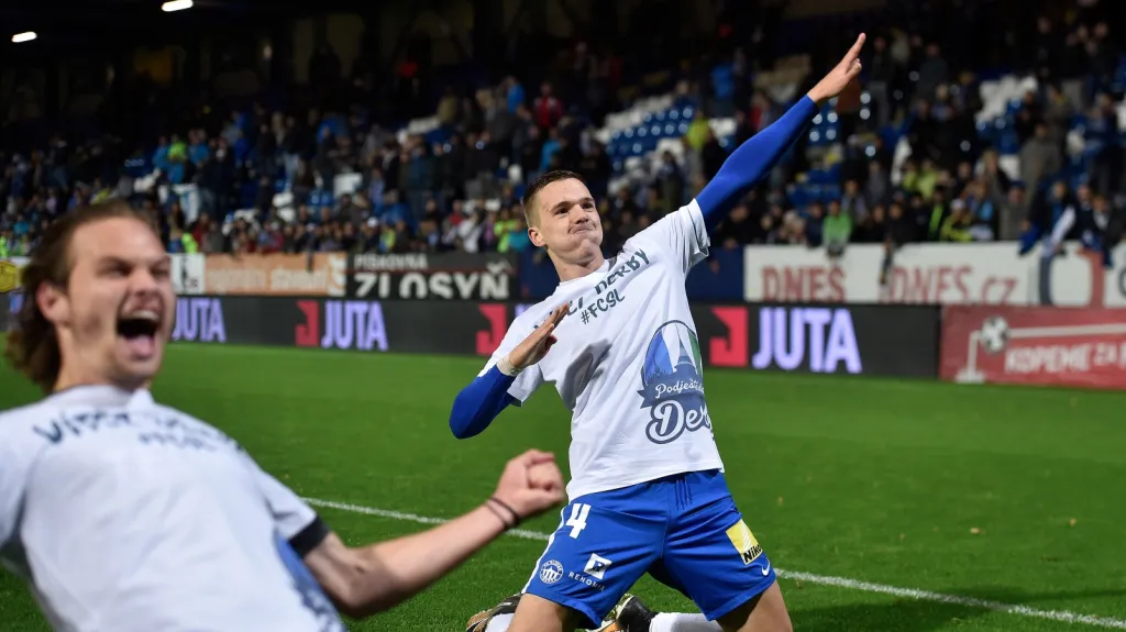 Slavící fotbalisté Liberce - jásající Pulkrab a dabbující Karafiát