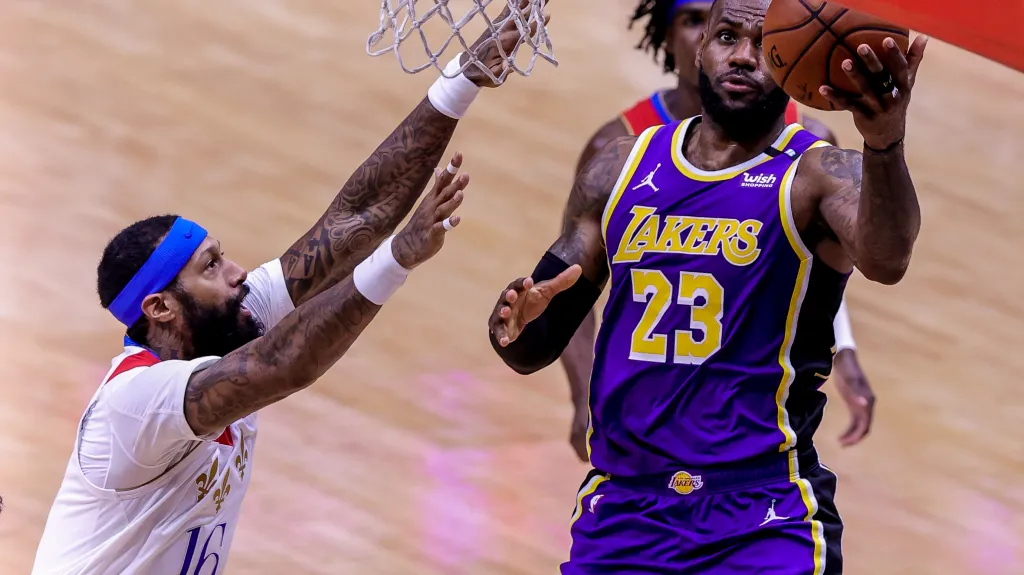 LeBron James (vpravo) z LA Lakers v utkání NBA