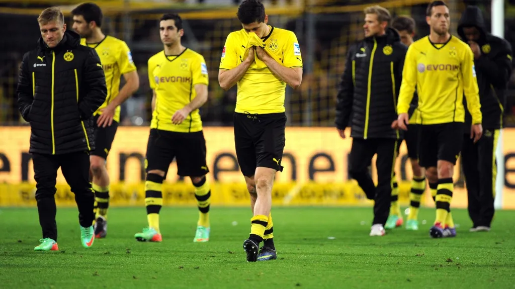 Zklamaní fotbalisté Dortmundu po prohře s Hertou Berlín