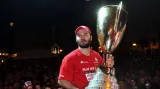 Vladimír Sičák oslavuje zisk trofeje