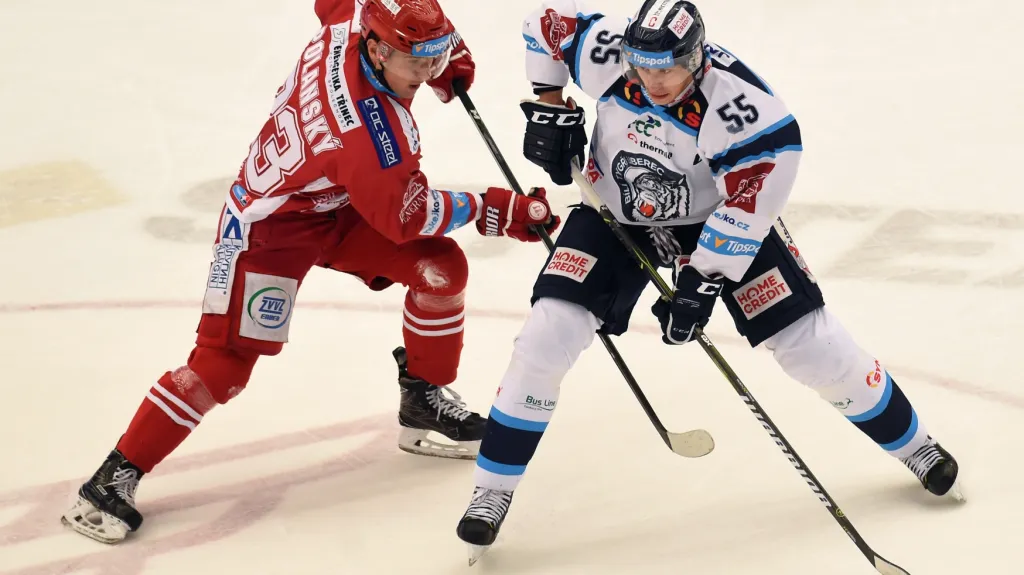 Liberecký bek Martin Ševc (vpravo) v souboji s Jiřím Polanským z Třince