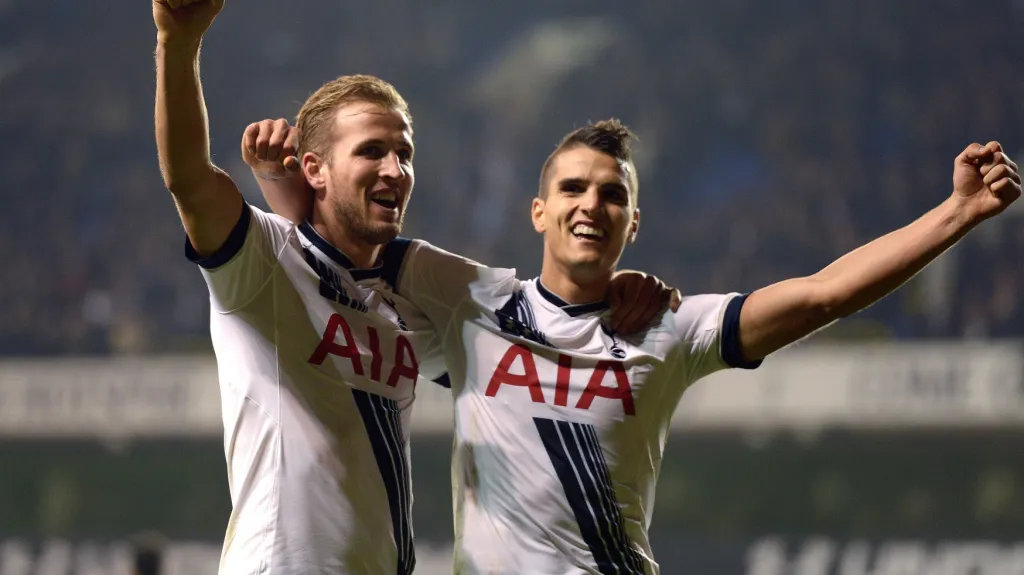 Harry Kane a Eric Lamela z Tottenhamu slaví vítězství