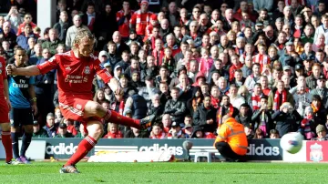 Dirk Kuijt kope penaltu proti Arsenalu