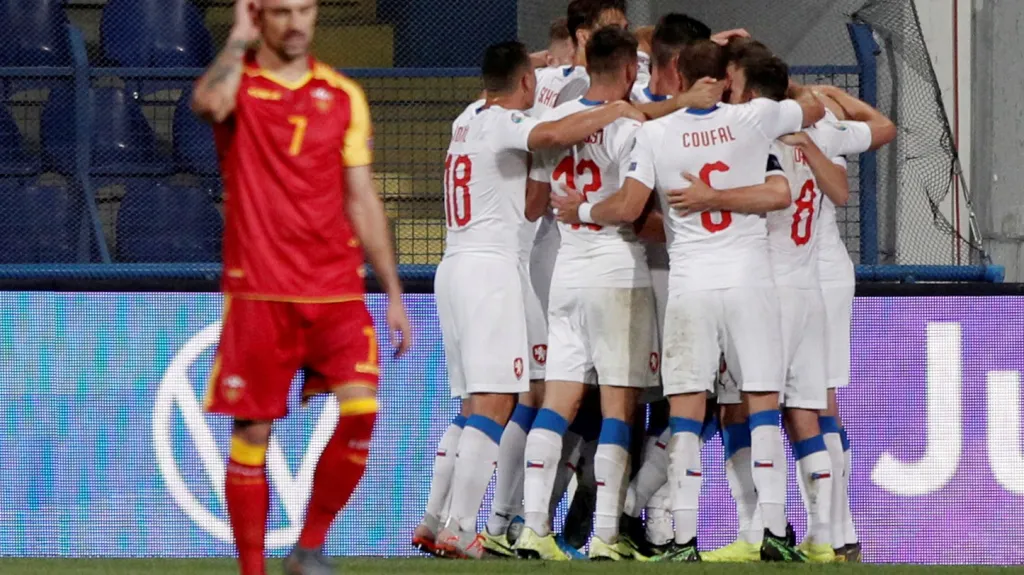 Čeští fotbalisté slaví gól na půdě Černé Hory
