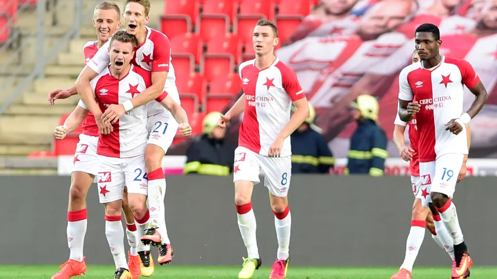 Muris Mešanovič (s 24) se raduje se spoluhráči ze Slavie z gólu