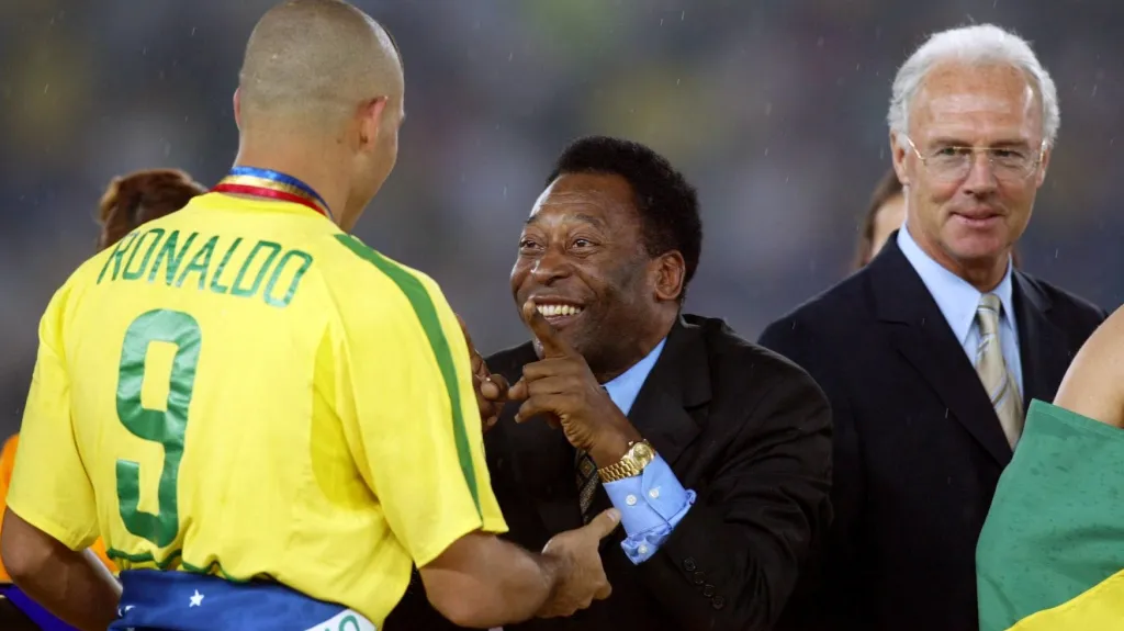 Pelé (uprostřed) gratuluje Ronaldovi k zisku zlaté medaile