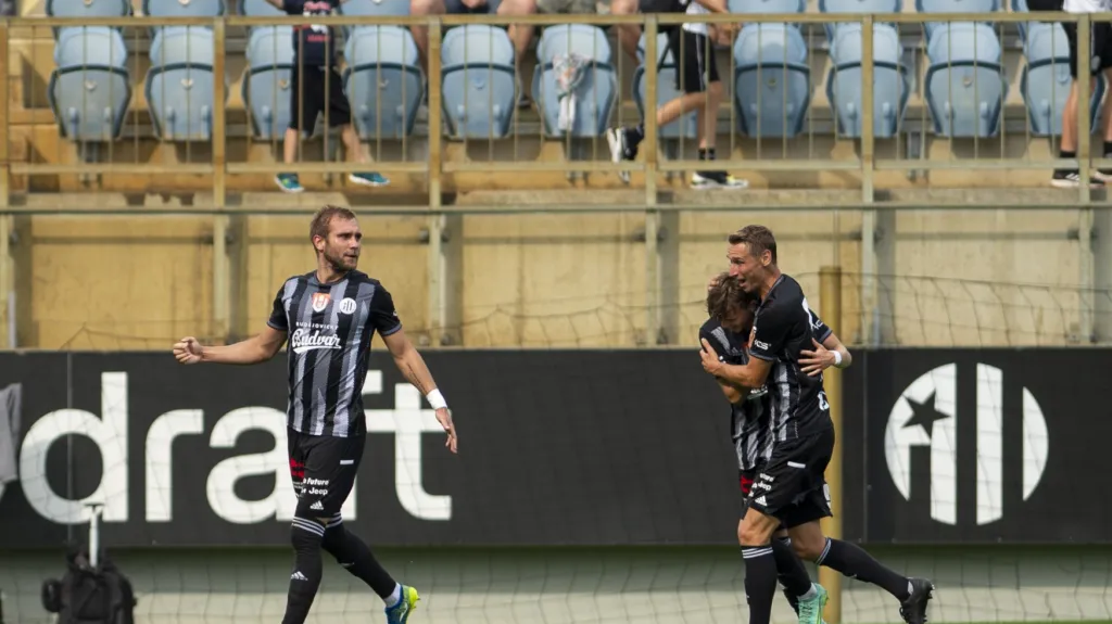 Martin Sladký a Pavel Novák se radují z gólu do sítě Liberce