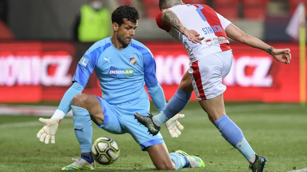 Aleš Hruška chytá tutovku Nicolae Stancia