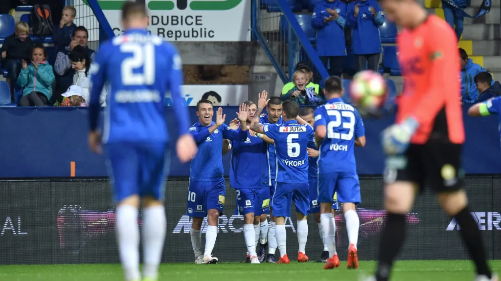 Radost fotbalistů Liberce po gólu v síti Teplic