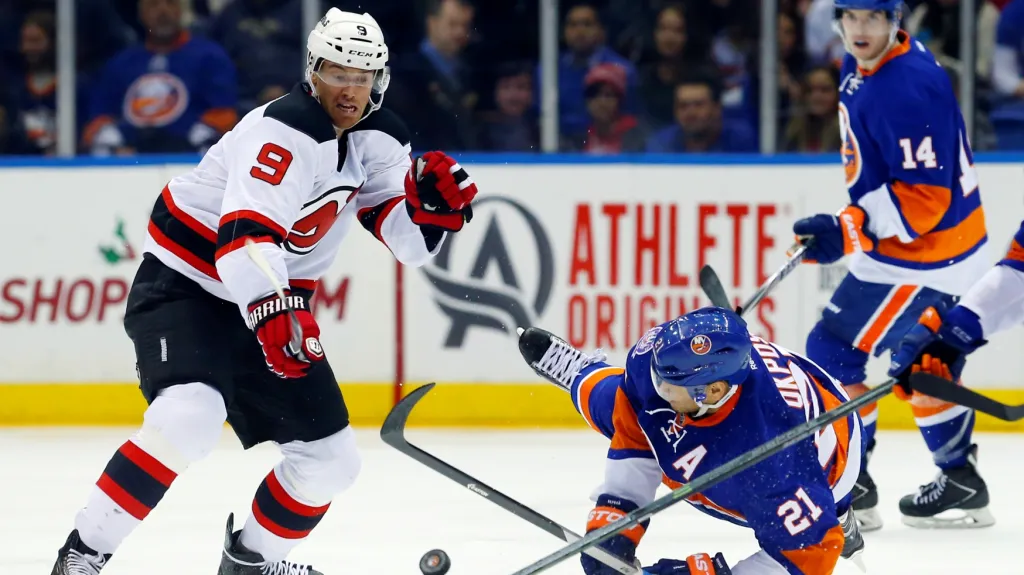 Martin Havlát z New Jersey (vlevo) v utkání z New Yorkem Islanders