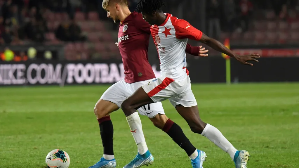 Martina Frýdka stíhá Peter Olayinka