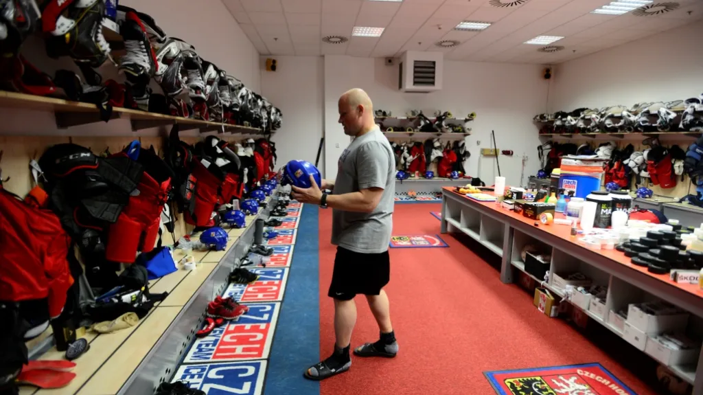 Masér Zdeněk Šmíd v kabině českých hokejistů v pražské O2 areně, kde se budou hrát zápasy MS v hokej