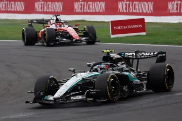 Kimi Antonelli při Velké ceně Belgie před Charlesem Leclercem