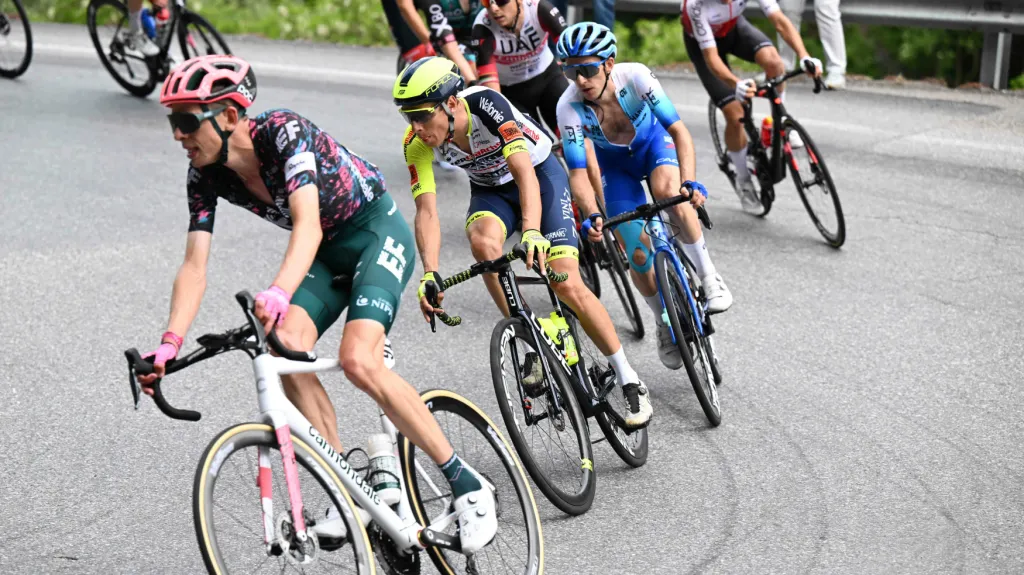 Jan Hirt (v žluté helmě) na Giru d´Italia