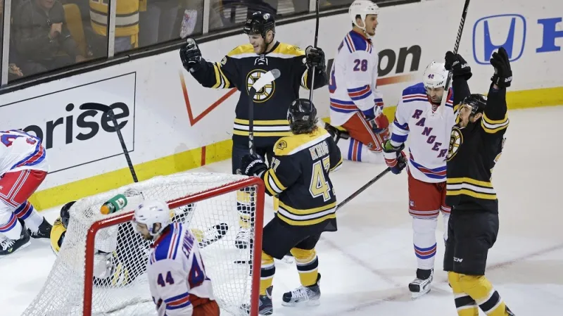 Hráči Bostonu se radují po gólu do sítě Rangers