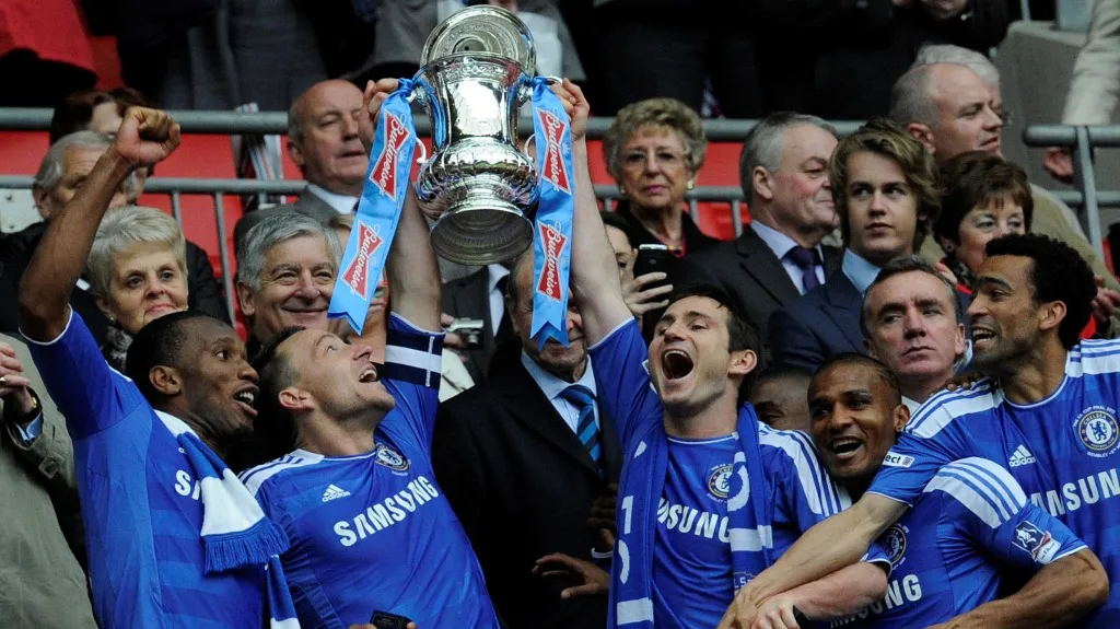 Fotbalisté Chelsea s pohárem