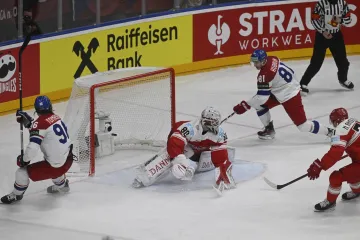 Dominik Kubalík skóruje proti Dánům po nahrávce Davida Tomáška