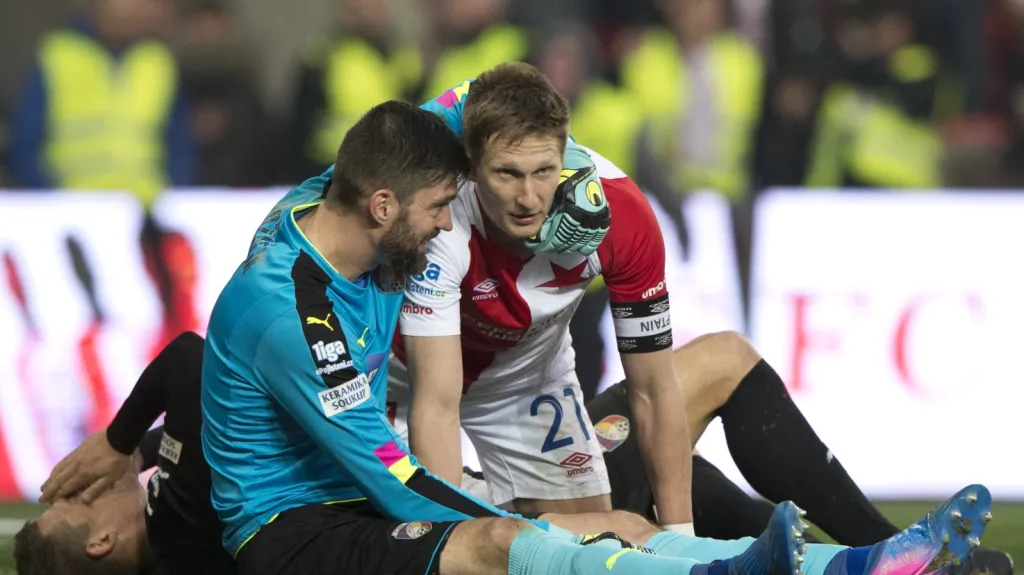 Plzeňský brankář Matúš Kozáčik v objetí s Milanem Škodou ze Slavie