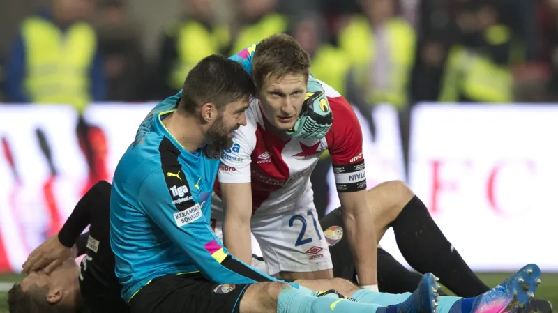 Plzeňský brankář Matúš Kozáčik v objetí s Milanem Škodou ze Slavie