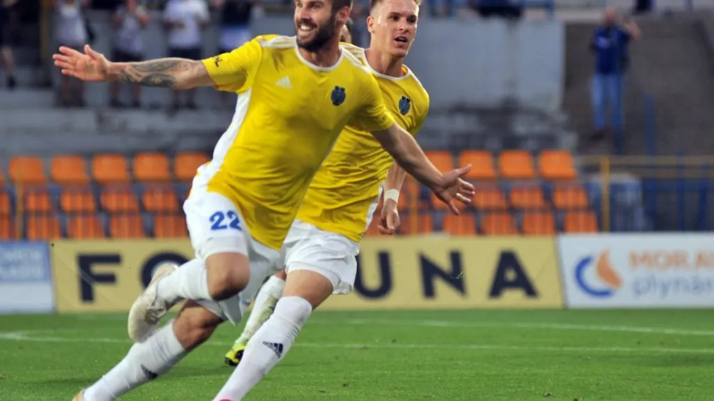 Fotbalisté Jihlavy se radují z vítězného gólu