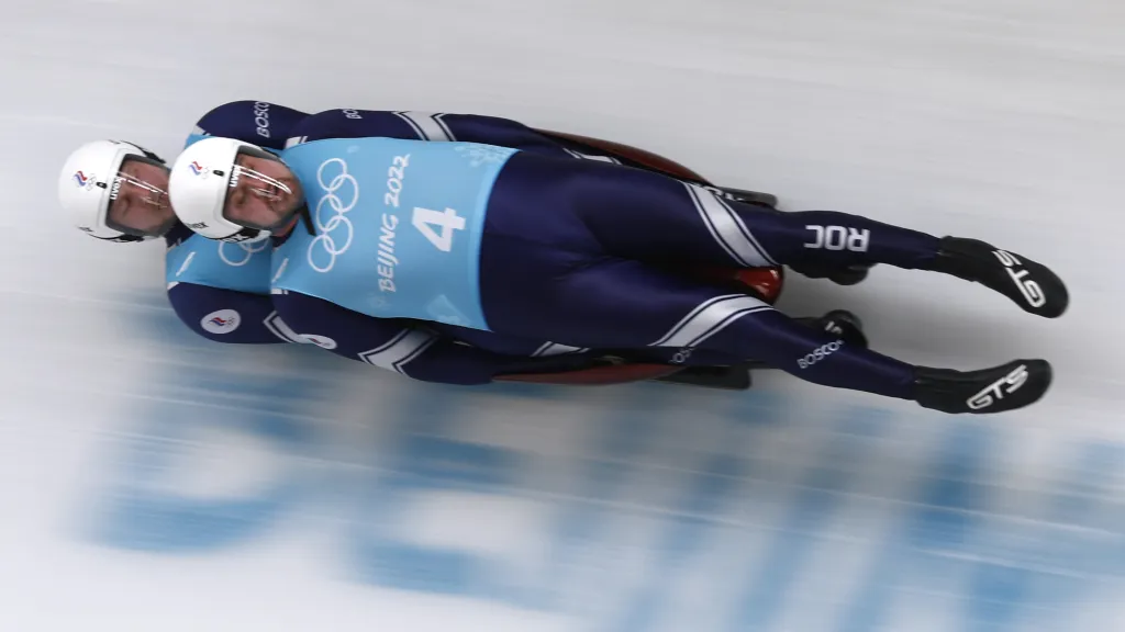 Ruští sáňkaři Vladislav Antonov a Alexandr Denisjev na OH v Pekingu