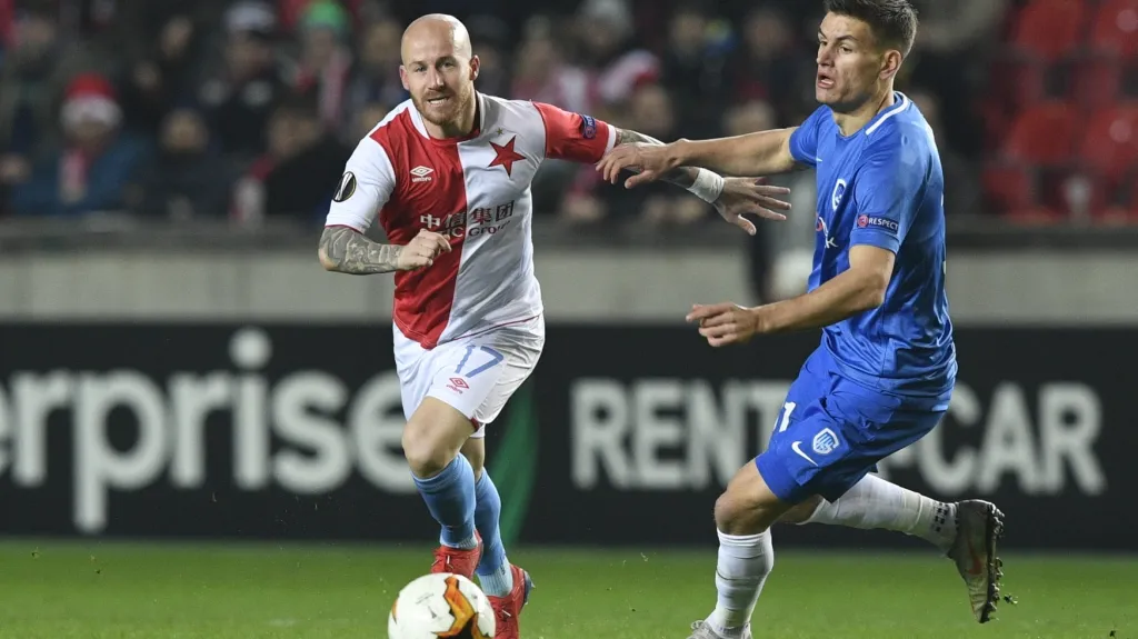 Záložník Slavie Miroslav Stoch proti Genku