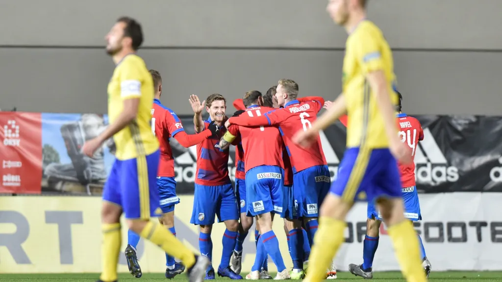 Fotbalisté Plzně se radují z gólu ve Zlíně