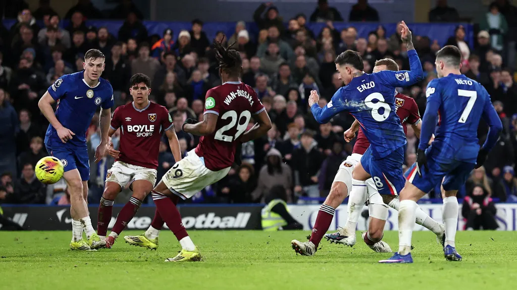 Enzo Fernández střílí vítězný gól Chelsea proti West Hamu