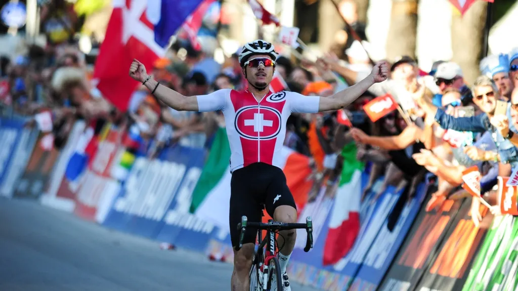 Marc Hirschi slaví výhru na MS v závodě do 23 let