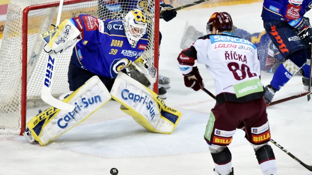 Zlínský brankář Libor Kašík čelí šanci Sparty