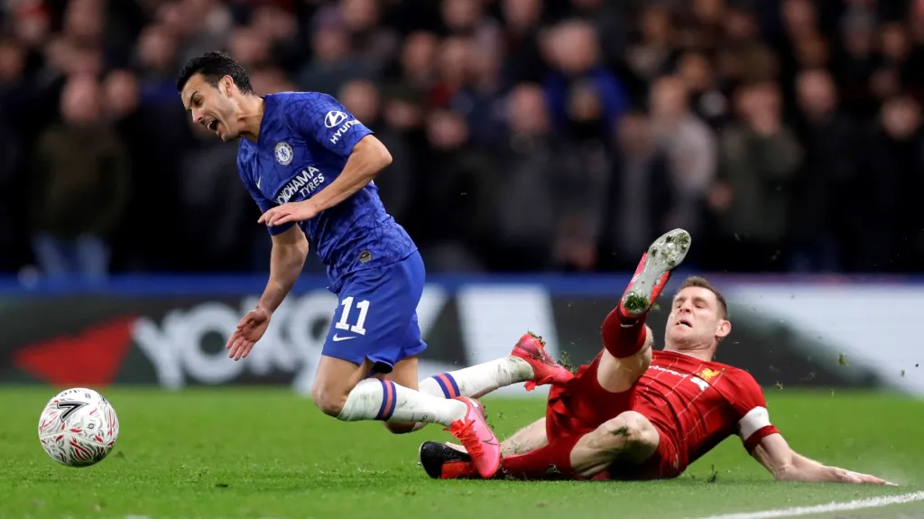 Pedra z Chelsea fauluje James Milner z Liverpoolu
