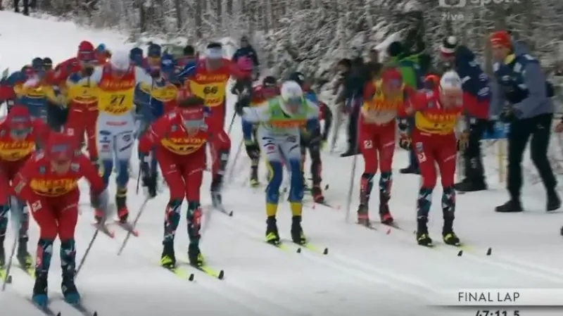 Závěr závodu s hromadným startem mužů v Lillehammeru