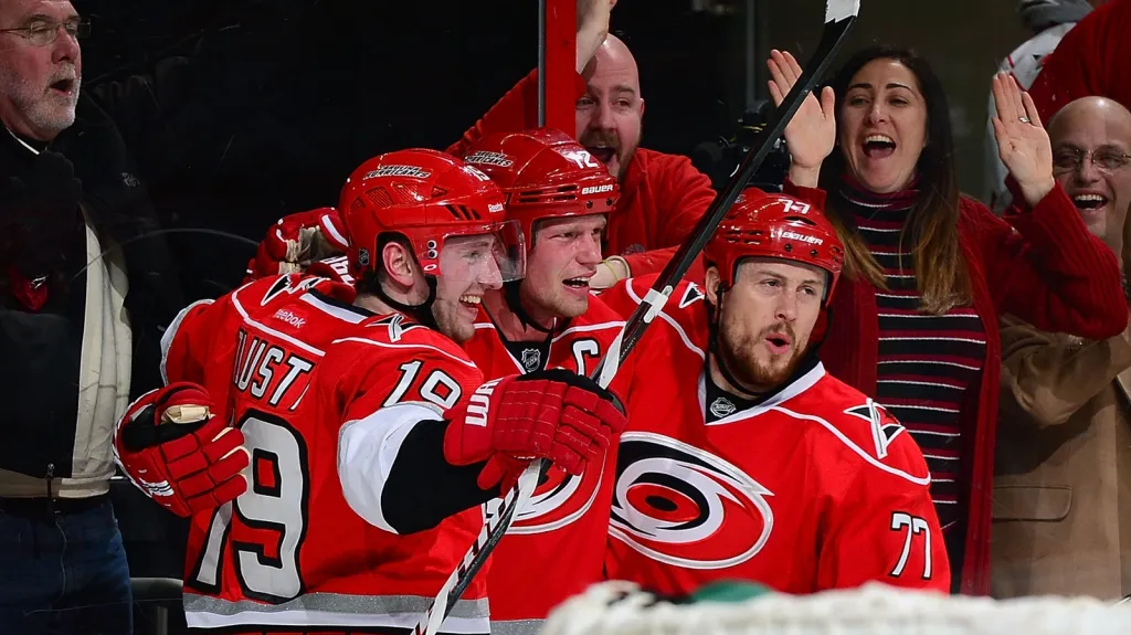 Jiří Tlustý slaví gól se spoluhráči