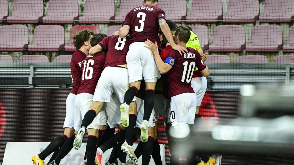 Fotbalisté Sparty se radují z gólu ve šlágru s Plzní