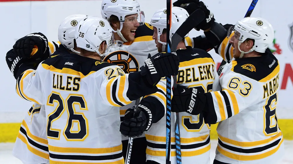 David Pastrňák (uprostřed) se raduje se spoluhráči z Bostonu ze vstřelené branky