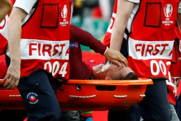 Cristiano Ronaldo je odnášen ze hřiště během finále ME