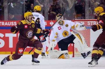 Daniel Winnik ze Servette Ženeva slaví gól ve finále Ligy mistrů proti Skelleftee