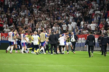 Potyčky po zápase mezi Lyonem a Fenerbahce